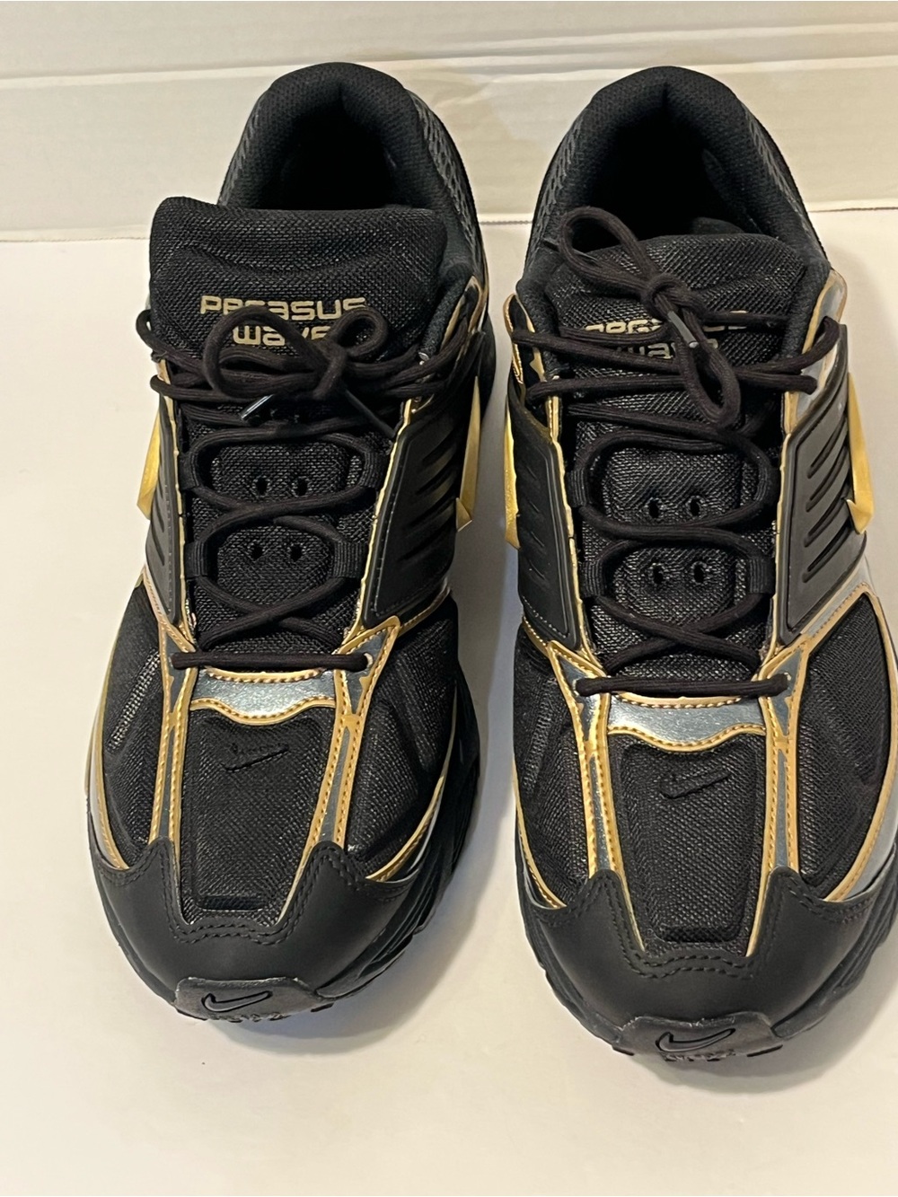 Nike Men’s Athletic Sneakers Black and Gold Size 13